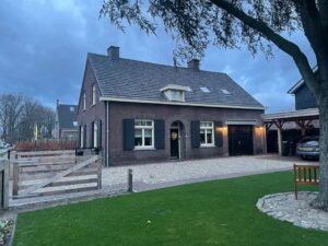 Stratenmaker legt maaskeien als natuursteen bestrating in tuin in Weert
etail van natuursteen bestrating met maaskeien in tuinproject regio Weert
Natuursteen bestrating rondom terras in Weert – onderdeel van tuinaanleg project